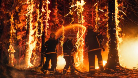 Professionelle Feuerwehrleute löschen einen großen Teil des Waldbrandes mit hoher Priorität. Hochqualifizierte Feuerwehr-Crew arbeitet an Herausforderung