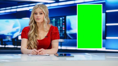 Split Screen TV News Live Report: Female Anchor Talks, Berichterstattung. Reportage Montage mit Bild in Bild Green Screen, Side by Side Chroma Key
