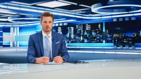TV Live News Program: White Male Presenter Berichterstattung über die Ereignisse, Wissenschaft, Politik, Wirtschaft. Television Cable Channel Newsroom Studio: Anchorman