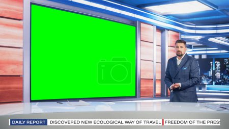 Talkshow-TV-Programm: Schöner weißer männlicher Moderator, der im Newsroom-Studio steht, verwendet großen grünen Chroma-Schlüsselbildschirm. Achor, Host Talks About News