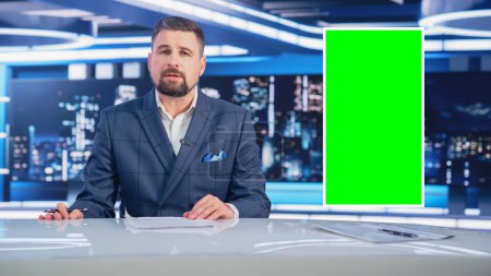 Split Screen TV News Live Report: Male Anchor Talks, Reporting (en inglés). Montaje de reportaje con imagen en pantalla verde, lado a lado Chroma Key