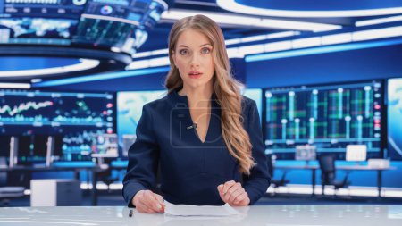 TV Live News Program: Professional Female Presenter Reporting on Current Events (en inglés). Canal de televisión por cable Anchorwoman habla con confianza. Mock-up