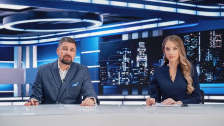 TV Live News Program: Zwei Moderatoren berichten, diskutieren Tagesereignisse, diskutieren Unternehmen, Wirtschaft, Wissenschaft, Unterhaltung. Kabelfernsehen