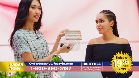 TV-Show Infomercial: Moderatorin, Beauty-Expertin verwendet Rouge-Konturenpalette auf einem schönen schwarzen Modell, präsentiert die besten Produkte, Kosmetik. Wiedergabe
