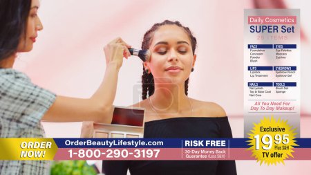 TV-Show Infomercial: Moderatorin, Beauty-Expertin verwendet Rouge-Konturenpalette auf einem schönen schwarzen Modell, präsentiert die besten Produkte, Kosmetik. Wiedergabe