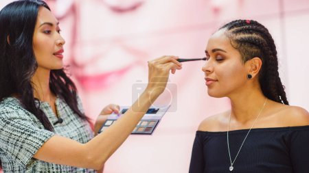 TV Beauty Show Shop Infomercial: Expert Showcases Presents Lidschatten Palette, Verwendet es auf Beautiful Model Present Best Products, Kosmetik. Wiedergabe