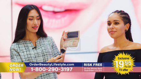 TV-Spot Infomercial: Moderatorin, Beauty-Expertin verwendet Rouge-Konturenpalette auf einem schönen schwarzen Modell, präsentiert die besten Schönheitsprodukte, Kosmetik