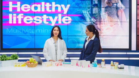 Werbung für TV-Schönheitsprodukte: Professionelle Moderatorin und kompetente Ärztin sprechen, diskutieren über die besten Schönheitsprodukte, Nahrungsergänzungsmittel, Verkauf