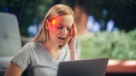 VFX Headache Render : Gros plan d'une femme travaillant sur un ordinateur portable et éprouvant un inconfort et une migraine. Soudain Douleur grave montré avec