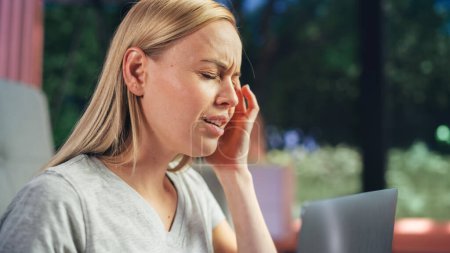 Kopfschmerzen beim Menschen: Nahaufnahme einer Frau, die am Laptop arbeitet und Beschwerden und Migräne erlebt. Plötzlich starke Schmerzen