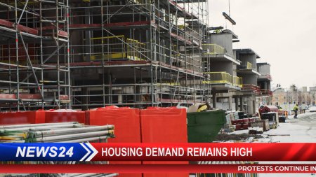 TV News Live Report Edit. Secteur du développement immobilier : Images des progrès réalisés sur le chantier de construction actif. Travailleurs utilisant lourd