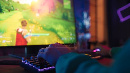 Gaming at Home: Gamer Jugar videojuegos en línea en la computadora. Profesional con estilo Masculino Disfrutando de Tirador 3D con Mostrando Arcade Online Multijugador PvP