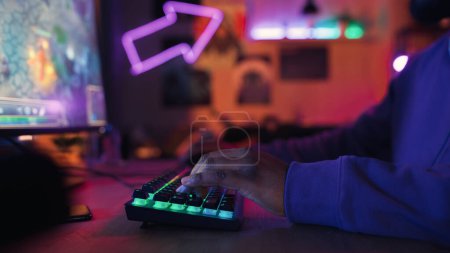 Gaming at Home: Gamer Jugar videojuegos en línea en la computadora. Hombre afroamericano disfrutando de la estrategia de RPG con pantalla que muestra Arcade Online Multijugador