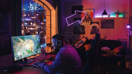 Gaming From Home: Black Gamer spielen Online-Videospiel auf leistungsstarken Personal Computer. Stilvolle männliche Spieler genießen RPG-Strategie mit Anzeige