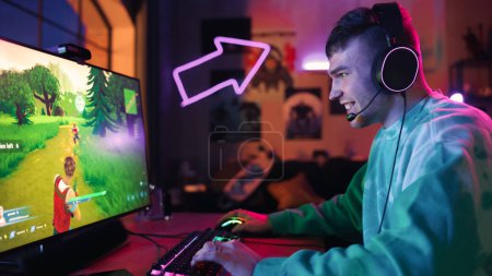 El atleta profesional de eSports juega el videojuego del tirador 3D con mucha acción y diversión en su computadora personal potente en el país. Cyber Gaming en