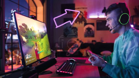 Profesional de eSports Gamer Juega 3D Shooter Videojuego con un montón de acción y diversión en su potente ordenador personal en casa. Cyber Gaming con estilo