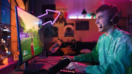 Jugador alegre jugando PvP Shooter Videojuego en el que los jugadores luchan en una batalla Royale Deathmatch en su ordenador personal. Habitación y PC con colorido