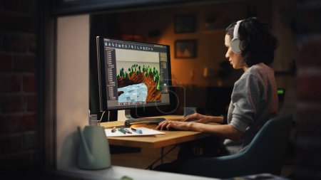 Femme concepteur de jeux vidéo travaille sur un nouveau niveau 3D sur ordinateur personnel. Focused Woman Creating Metaverse and Design Jeu vidéo. Fusillade dans la
