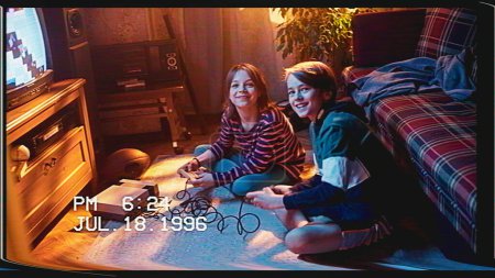 Rétro VHS Tape Effect Accueil Vidéo Concept : Young Brother and Sister Jouer à un jeu vidéo d'arcade Old-School sur un téléviseur et une console à la maison. Heureux et