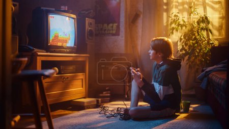 Nostalgique concept rétro : Jeune garçon jouant à la vieille école années 80 Arcade jeu vidéo sur une console à la maison dans sa chambre avec période correcte intérieur