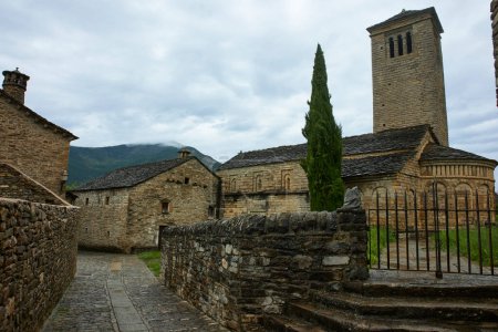 Foto de Paisaje rural con calles de piedra y casas en un día nublado. Lrrede, España - Imagen libre de derechos