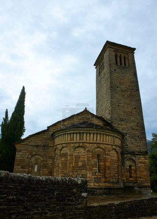 Foto de Antiguo edificio de piedra con torre. Iglesia de San Pedro de Lrrede, Ruta de Serralbo, Huesca, España - Imagen libre de derechos