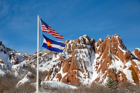 Téléchargez les photos : Drapeau américain devant la formation de roche rouge au Roxborough State Park dans le Colorado - en image libre de droit