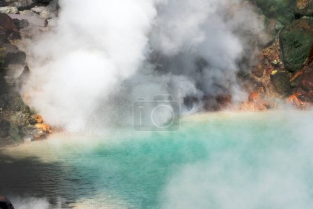 Foto de Umijigoku, one of the eight hells (Jigoku), multi-colored volcanic pool of boiling water in Kannawa district in Beppu, Japan. - Imagen libre de derechos