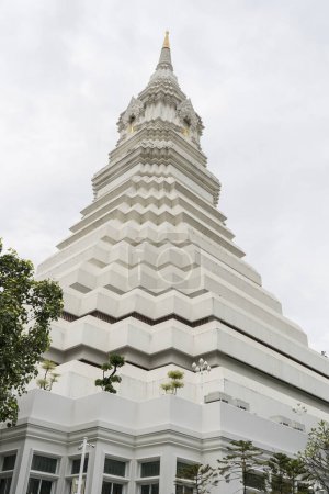 Téléchargez les photos : White Pagoda at Wat Paknam in Bangkok, Thailand - en image libre de droit