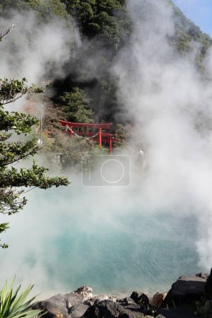Foto de Un estanque de agua hirviendo y azul en Umi Jigoku en Beppu, Japón - Imagen libre de derechos