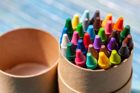 Un paquete simple, conjunto de lápices de cera de colores, multicolor crayón tubo contenedor objeto primer plano, detalle. Creatividad, artes creativas y artesanías concepto abstracto, símbolo, nadie, ninguna gente