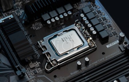 Foto de Intel Core i7 13700KF procesador de CPU moderno instalado en una placa base nueva, detalle del objeto, primer plano extremo. CPU de juegos de gama alta potente simple de cerca, piezas de PC - Imagen libre de derechos