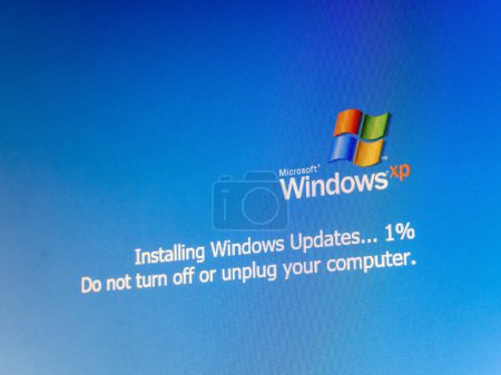 Foto de Actualización del sistema operativo Microsoft Windows XP, la instalación de actualizaciones uno por ciento de progreso, no apague o desconecte el mensaje de actualización del sistema operativo del ordenador concepto simple, nadie - Imagen libre de derechos