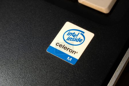 Foto de Intel Celeron Dentro viejo obsoleto ordenador portátil fabricante etiqueta engomada, vieja etiqueta del procesador de la CPU, computación retro, sistemas anticuados y hardware concepto abstracto simple - Imagen libre de derechos