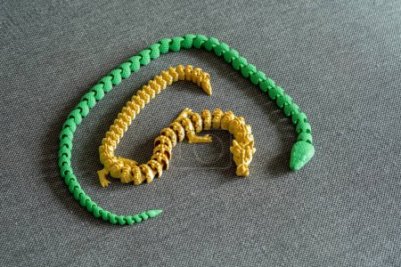 Téléchargez les photos : Deux complexes détaillés imprimés en 3D modèle dragon serpent, impression 3D fabriqués flexion multi-éléments dragon modèles projets imprimés en une seule pièce, objets gros plan - en image libre de droit