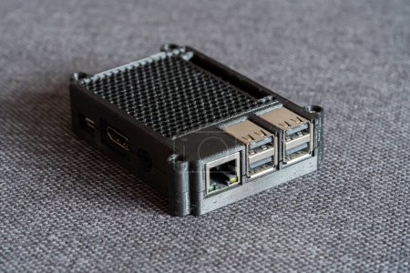 Foto de Raspberry Pi ordenador de pequeño formato en una caja protectora impresa en 3D primer plano, sin personas. Computadoras de una sola placa y concepto de accesorios impresos 3d, puertos de cerca - Imagen libre de derechos