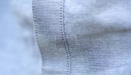 Nahaufnahme, die die feine Textur und die Nähte des grauen Stoffes eines hochwertigen Hemdes zeigt Kleidung und Bekleidungsmaterialien Objektstruktur Makrodetail, extreme Nahaufnahme, Niemand Qualität Weben, hochwertige Materialien