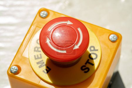 Un botón rojo de parada de emergencia utilizado para la seguridad en equipos industriales, maquinaria de la máquina sistema eléctrico mecanismo de parada de emergencia, planta de energía nuclear, fábrica, concepto de seguridad de los trabajadores