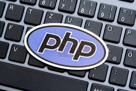 Téléchargez les photos : Symbole du logo du langage de programmation PHP sur un ordinateur de bureau moderne clavier d'ordinateur, développement de site Web, applications Web et logiciels côté serveur, concept de carrière des programmeurs php - en image libre de droit