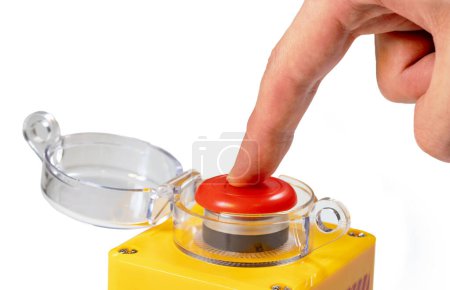 Doigt appuyé sur un gros bouton rouge jaune avec un couvercle en plastique transparent isolé sur fond blanc homme appuyant sur un bouton d'arrêt d'urgence de la machinerie industrielle, gros plan, une personne, protocole de sécurité