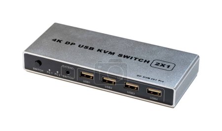 4K-HD-USB-KVM-Switch-Gerät mit vielen Anschlüssen, Anschluss und Steuerung zweier Computer mit einem einzigen Monitor, Tastatur und Maus-Setup, isoliert auf weißem Untergrund, ausgeschnitten