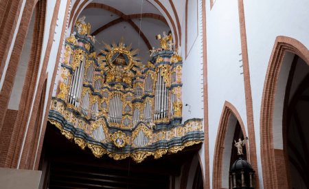 Téléchargez les photos : Grand orgue orné d'or accentué à l'intérieur de l'église St. Elizabeths à Wroclaw, Pologne. Musique sacrée architecture religieuse catholique lieux historiques, gros plan - en image libre de droit