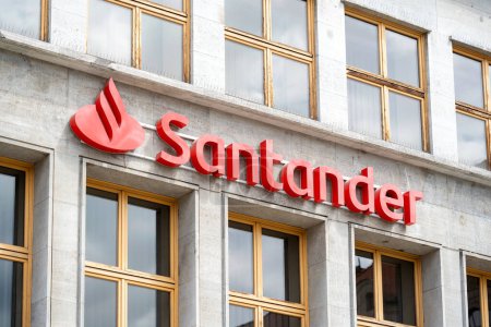 Téléchargez les photos : Logo de la banque Santander rouge sur une façade d'une succursale bancaire moderne intégrée dans un cadre urbain. News shot, concept d'entreprise espagnole Santander, logo en gros plan - en image libre de droit