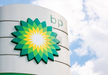 Téléchargez les photos : British Petroleum BP marque BP station-service logo gros plan détail, personne, nouvelles tourné. Carburant, gaz, essence concept d'approvisionnement, coup de feu, pas de personnes, emblème de près - en image libre de droit