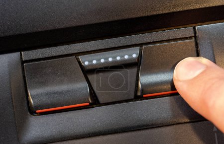 Eine Nahaufnahme zeigt einen Finger, der die rechte Maustaste auf einem Laptop-Trackpad drückt, Hand-Nahaufnahme, niemand, Trackpads alten Stils Konzept, Laptop-Computerteile Detail, eine Person, Technologie