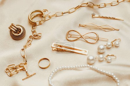 Foto de Joyas para mujer, cadena dorada, joyas de moda sobre fondo de seda. - Imagen libre de derechos