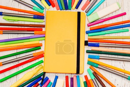 Téléchargez les photos : Papeterie, stylos feutre colorés sur une table blanche. - en image libre de droit