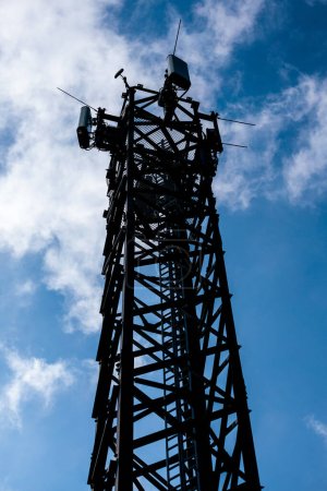 Téléchargez les photos : Tour de téléphone dans le ciel par une journée ensoleillée - en image libre de droit