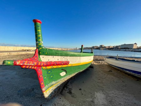 Téléchargez les photos : Bateau sur une plage en été - en image libre de droit