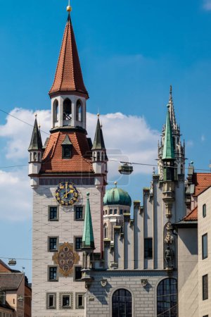 Téléchargez les photos : Architecture élaborée de la façade d'un château médiéval. Munich, Allemagne - en image libre de droit
